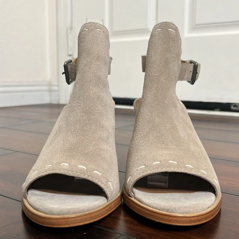 NWOB Frye & Co Donna Suede Peep Toe Ankle Booties in Ash Light Tan Size 11 Boho